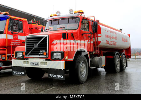 SALO, Finlandia - 12 Aprile 2015: Volvo N12 autobotte anno 1988 utilizzato per il lavaggio industriale servizi. Il serbatoio dell'acqua ha una capacità di 15.000 litri. Foto Stock