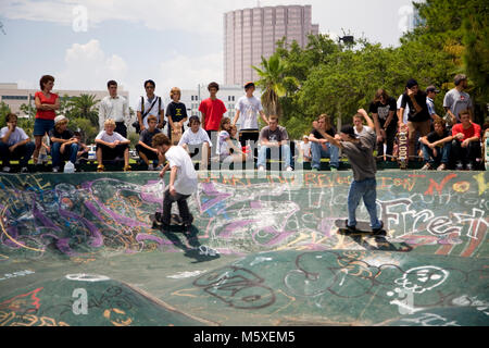 Equitazione Skateboard giovani prendere parte alla nazionale Go Skateboarding al giorno a Tampa, in Florida. Foto Stock