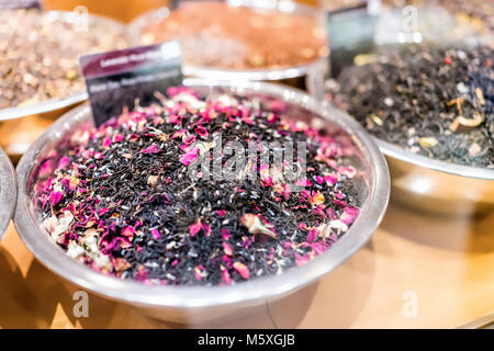 Primo piano della rosa nero tè alle spezie sul display nel recipiente metallico vaschetta riempita con petali rosebuds mix, segno Foto Stock