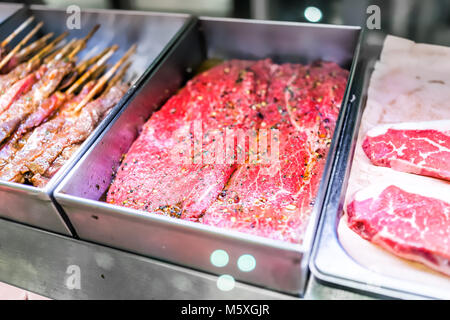 Marinata di rosa rosso materie carni bovine bistecche, strisce kebab in store display, vassoi di metallo per la vendita Foto Stock