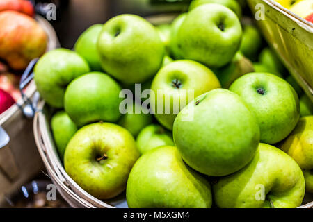 Primo piano di molti Granny Smith verde giallo le mele nel cesto di legno al mercato agricolo il shop store che mostra il dettaglio e texture Foto Stock