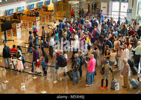 SINGAPORE - Jan 13, 2017: persone in attesa in coda in arrivo in materia di immigrazione di Changi Airport. Il Changi International Airport serve più di 100 compagnie aeree Foto Stock