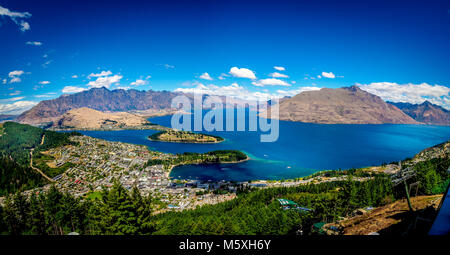 Remarkables e incredibili come i lati del Lago Wanatipu - e accoccolato nel mezzo è la città di Queenstown Foto Stock