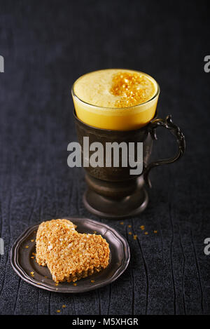 Curcuma latte o latte d oro , la bevanda è fatto da latte di cottura a vapore aromatico con la curcuma in polvere e spezie Foto Stock