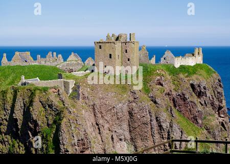 Castello di Dunnottar di Stonehaven, su una soleggiata giornata estiva. Rovinato storico Castello Scozzese arroccato su un conglomerato Seacliff affacciato sul Mar del Nord. Regno Unito Foto Stock