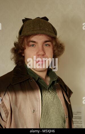 Giovani attraenti British uomo vestito da Sherlock Holmes in Tweed Deerstalker Hat. Exeter Devon, Regno Unito. Foto Stock