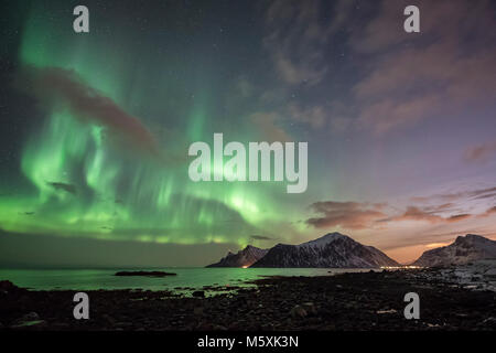 Luci del nord, Aurora Boreale, Haukland, Lofoten, Norvegia Foto Stock