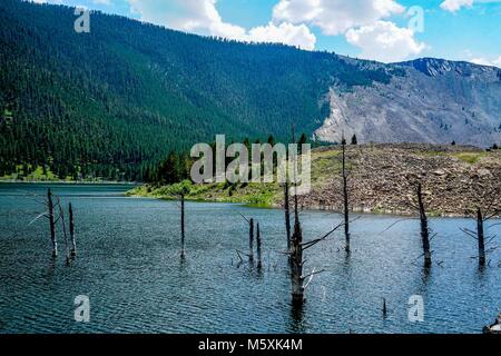 Nel 1959 un terremoto ha cambiato il paesaggio di questa zona e ha creato il Lago di terremoto. Foto Stock