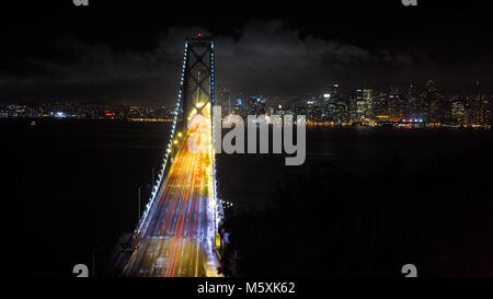 Illuminato San Francisco Oakland Bay Bridge di notte Foto Stock