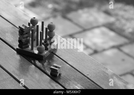 OX (tic tac toe) wood board game utilizzando come sfondo la direzione aziendale, il concetto di pianificazione. in bianco e nero di tono. Foto Stock