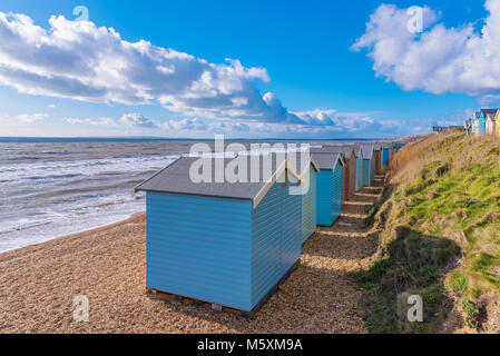 Seaside Beach capanne sulla spiaggia di ghiaia in Inghilterra Foto Stock