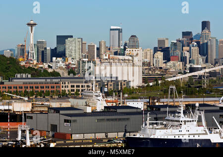 WA13731-00...WASHINGTON - Vista dei moli, del lungomare, dello Space Needle e dei grattacieli del centro dal Magnolia Bridge di Seattle. 2017 Foto Stock