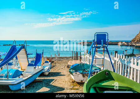 Barche a pedali sulla spiaggia sulla costa ligure di Monterosso al Mare su una soleggiata giornata estiva in Cinque Terre italia sulla riviera italiana Foto Stock