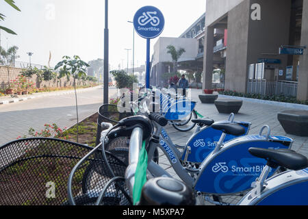 HYDERABAD, INDIA-04 DICEMBRE,2017 Smartbike cicli di noleggio schierati al Miyapur stazione della metropolitana per pendolari come ultimo miglio connettività in Hyderabad, India Foto Stock