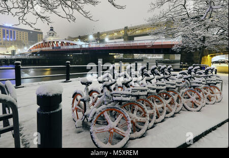 Newcastle Quayside seguenti durante la notte pesante nevicata che ha provocato interruzioni in tutta la Gran Bretagna. Foto Stock