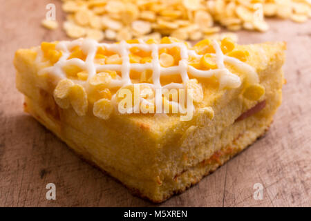 Sandwich di mais, sul tavolo da pranzo. Foto Stock