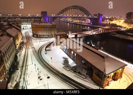 Newcastle Quayside seguenti durante la notte pesante nevicata che ha provocato interruzioni in tutta la Gran Bretagna. Foto Stock