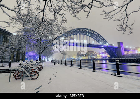 Newcastle Quayside seguenti durante la notte pesante nevicata che ha provocato interruzioni in tutta la Gran Bretagna. Foto Stock