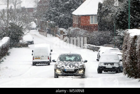 Le automobili viaggiano attraverso un grande grafico in Ashford, Kent, a seguito di una notte pesante nevicata che ha provocato interruzioni in tutta la Gran Bretagna. Foto Stock