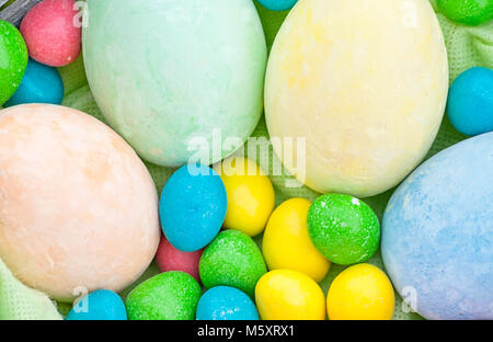 Close-up di colorate uova di Pasqua in un cestello di legno. Tradizionale dipinto a mano le uova per la festa di Pasqua. Concetto di Primavera, Pasqua e tradizione Foto Stock