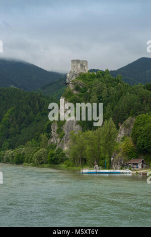 Castello di Strecno dal fiume Vah punto di vista Foto Stock