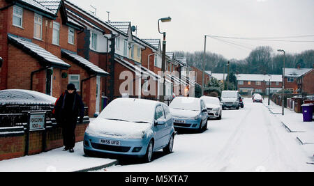 Auto coperto di neve in Liverpool, a seguito di una notte pesante nevicata che ha provocato interruzioni in tutta la Gran Bretagna. Foto Stock