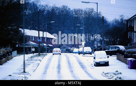 Auto coperto di neve in Liverpool, a seguito di una notte pesante nevicata che ha provocato interruzioni in tutta la Gran Bretagna. Foto Stock