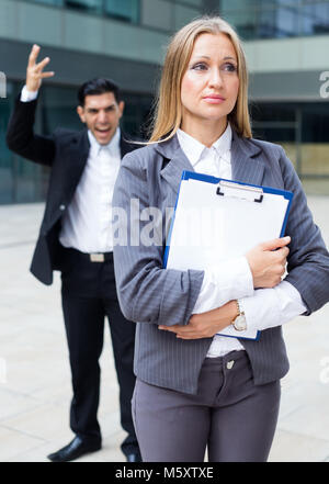 Giovane donna manager è sading per i risultati della relazione finanziaria all'esterno. Foto Stock