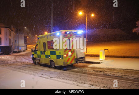 Un ambulanza aziona attraverso la neve a Tunbridge Wells, Kent, a seguito di una notte pesante nevicata che ha provocato interruzioni in tutta la Gran Bretagna. Foto Stock