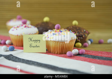 Luminose colorate torte di Pasqua su tavola in legno rustico Foto Stock