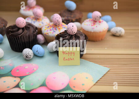 Luminose colorate torte di Pasqua su tavola in legno rustico Foto Stock