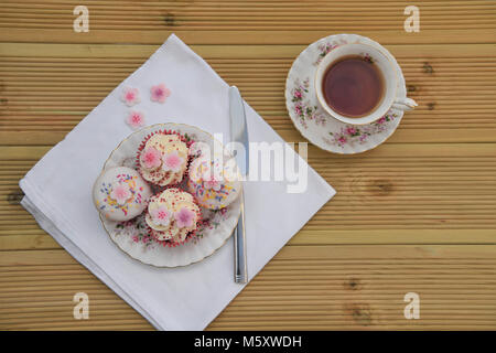 Deliziosi cibi fatti in casa di piccoli dolci e tazza di tè Foto Stock