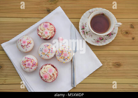 Deliziosi cibi fatti in casa di piccoli dolci e tazza di tè Foto Stock