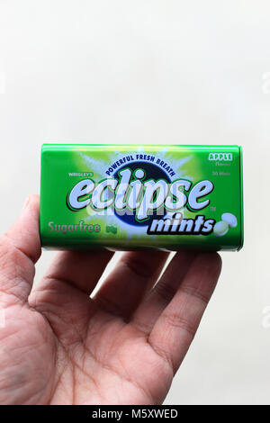 Australian Eclipse un alito fresco Apple zecche aromatizzato isolata contro uno sfondo bianco Foto Stock