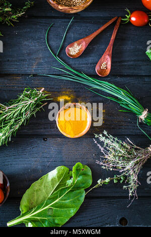 Verdure su legno. Bio cibo sano, erbe aromatiche e spezie. Verdure organiche su legno Foto Stock