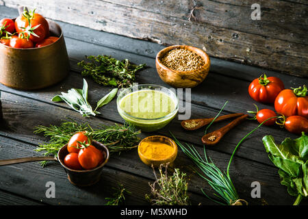 Verdure su legno. Bio cibo sano, erbe aromatiche e spezie. Verdure organiche su legno Foto Stock