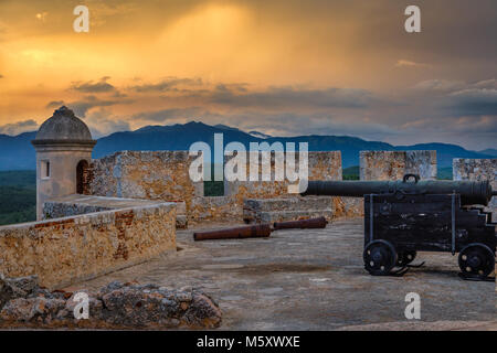 San Pedro de la Roca fort mura e la torre, vista al tramonto con il mare e la costa dei Caraibi, Santiago de Cuba, Cuba Foto Stock