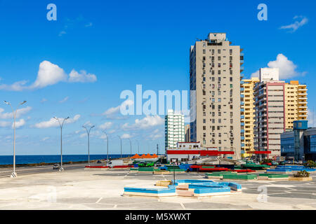 Moderni edifici resedential vicino al Malecon promenade, Vedado, Havana, Cuba Foto Stock