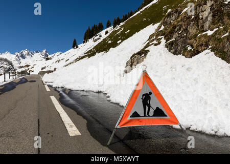 Segnale di avvertimento a causa di una strada bloccata da una slitta da neve nelle Alpi Foto Stock