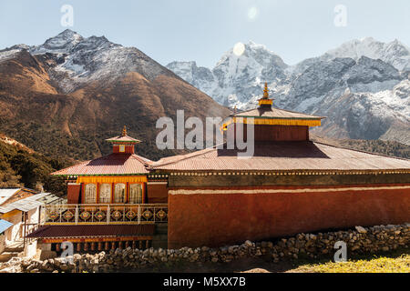 Le montagne in Himalaya, Nepal, sul sentiero che conduce al campo base Everest. Foto Stock