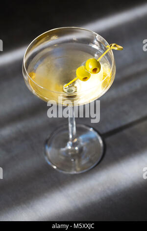 Vetro con martini e olive verdi, concentrarsi sulle olive Foto Stock