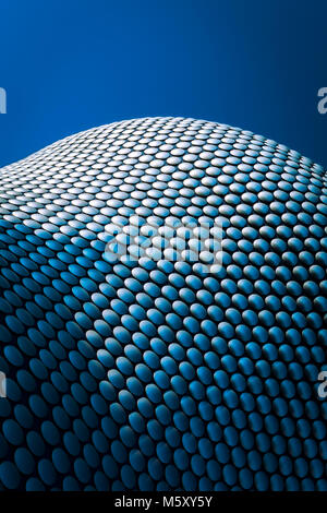 Regno Unito, Birmingham - 28 dicembre 2016. La facciata dell'edificio Selfridges a Birmingham, Inghilterra. L'edificio è stato progettato da studio di architettura Future Systems e la facciata comprende 15.000 anodizzato dischi in alluminio montato su uno sfondo blu. Foto Stock