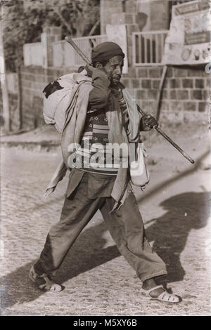 Etiopia,LALIBELA-CIRCA GENNAIO 2018--uomo non identificato a piedi genna celebrazione Foto Stock