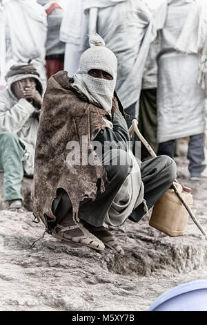 Etiopia,LALIBELA-CIRCA GENNAIO 2018--uomo non identificato a piedi genna celebrazione Foto Stock