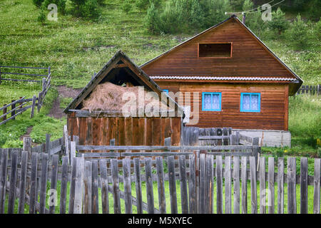 Casa di villaggio russo famiglia singola. Altai. Scurrying in soffitta, recinzione, cucina-giardino, backyard Foto Stock