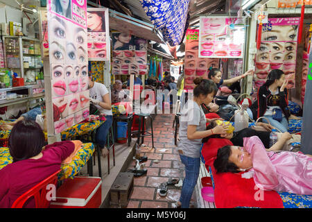 Street, terapisti di bellezza facendo i trattamenti per il viso per i clienti, esempio di uno stile di vita in Cambogia; Phnom Penh in Cambogia, in Asia Foto Stock