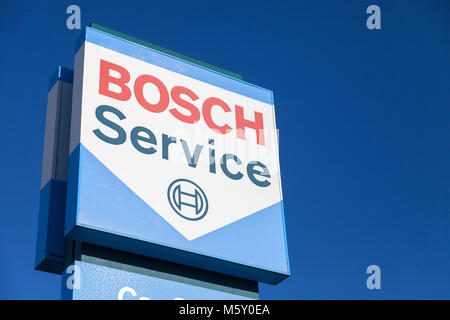 FUERTH / GERMANIA - Febbraio 25, 2018: logo Bosch vicino a un servizio Bosch building. Bosch è una multinazionale tedesca e di ingegneria elettronica di società egli Foto Stock