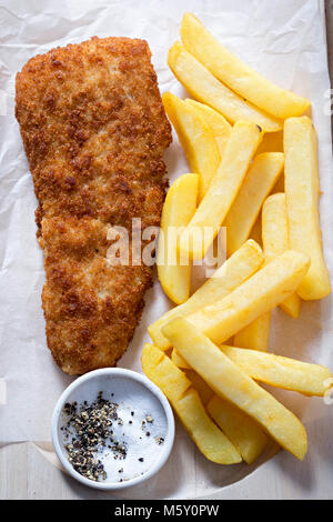 Merluzzo impanato con patatine. Pesce e patatine. Foto Stock