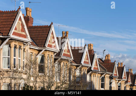 Gables e finestre a baia del Vittoriano case a schiera in Westbury Park, Bristol. Foto Stock