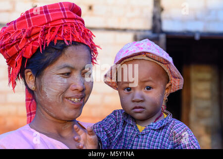 Kalaw: donna, bambino, Pa-O tribù, , stato Shan, Myanmar (Birmania) Foto Stock